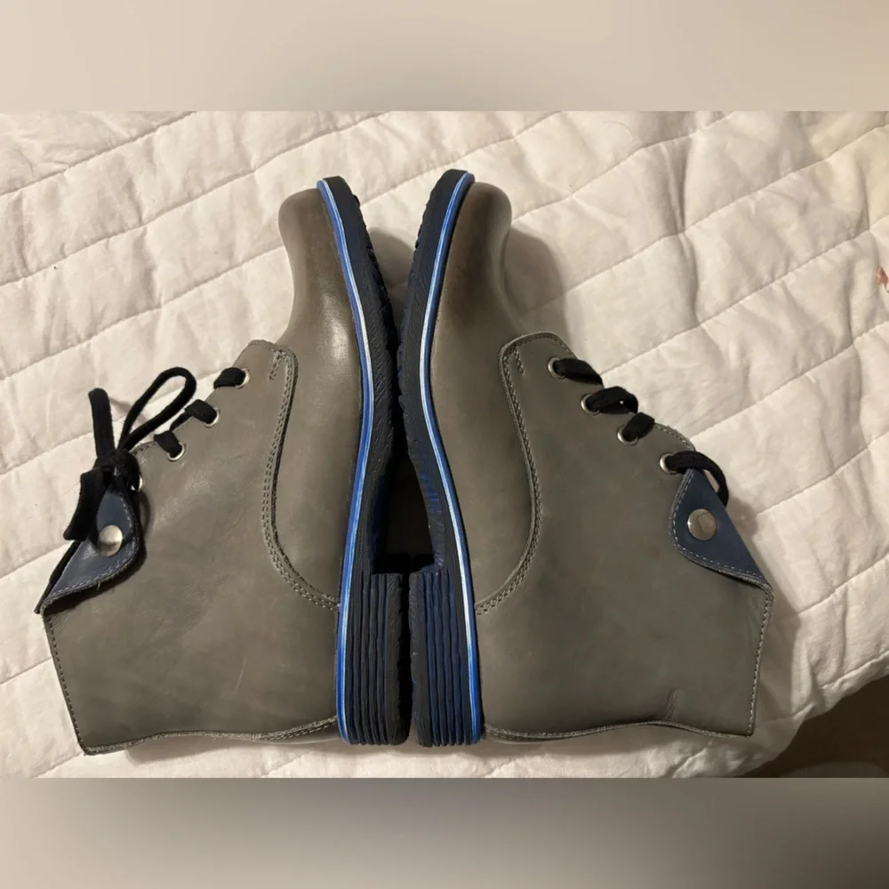 V Italia Women's Ankle Bootie Gray with Blue Leather Size 36 In EUC‎ No Box